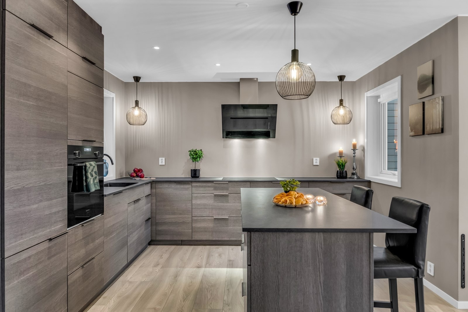 Kjøkkenet har rikelig med lagringsplass i skap og skuffer samt godt med benkeplass. Galleribilde