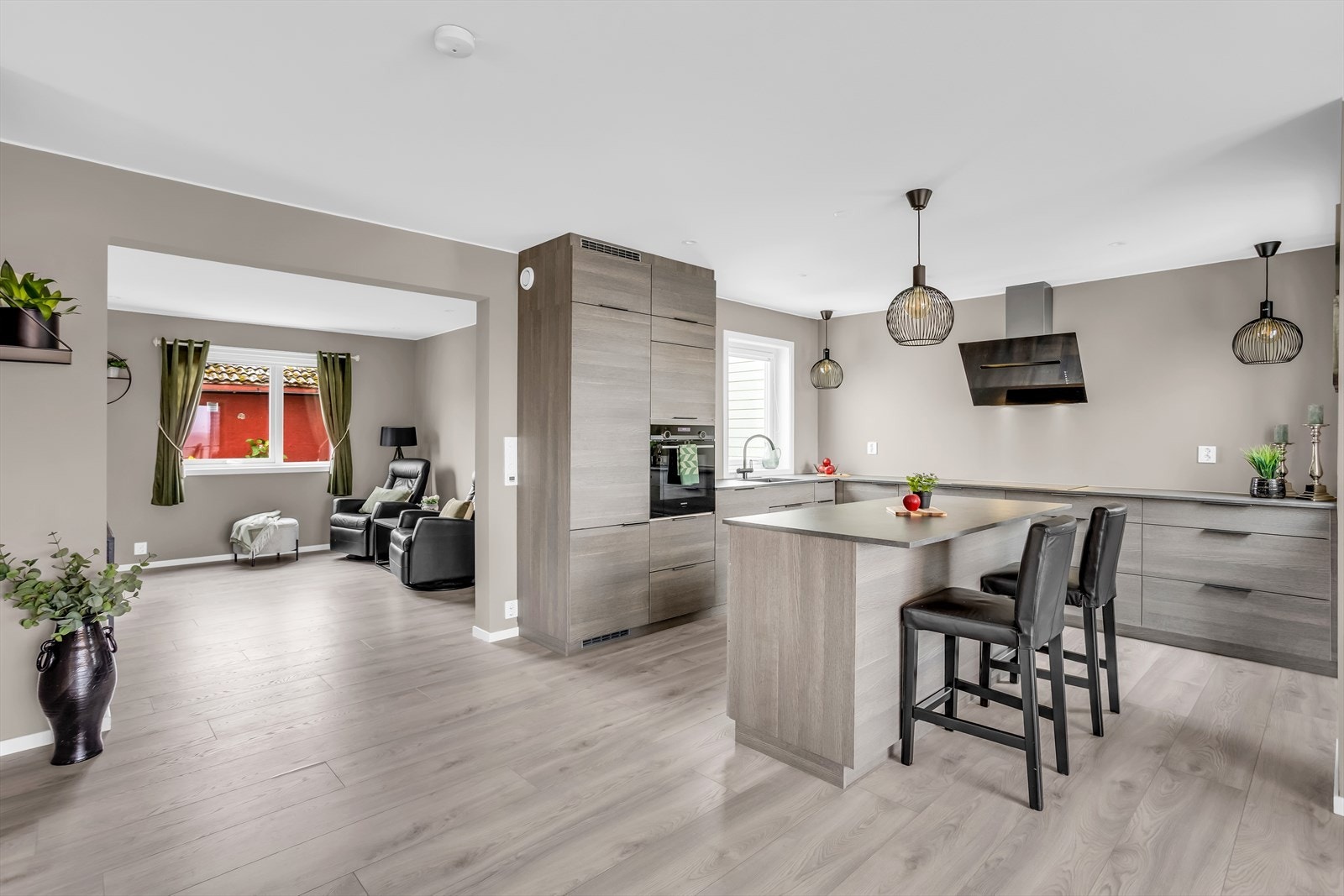 Fra kjøkkenet er det adkomst til TV-stuen. Galleribilde