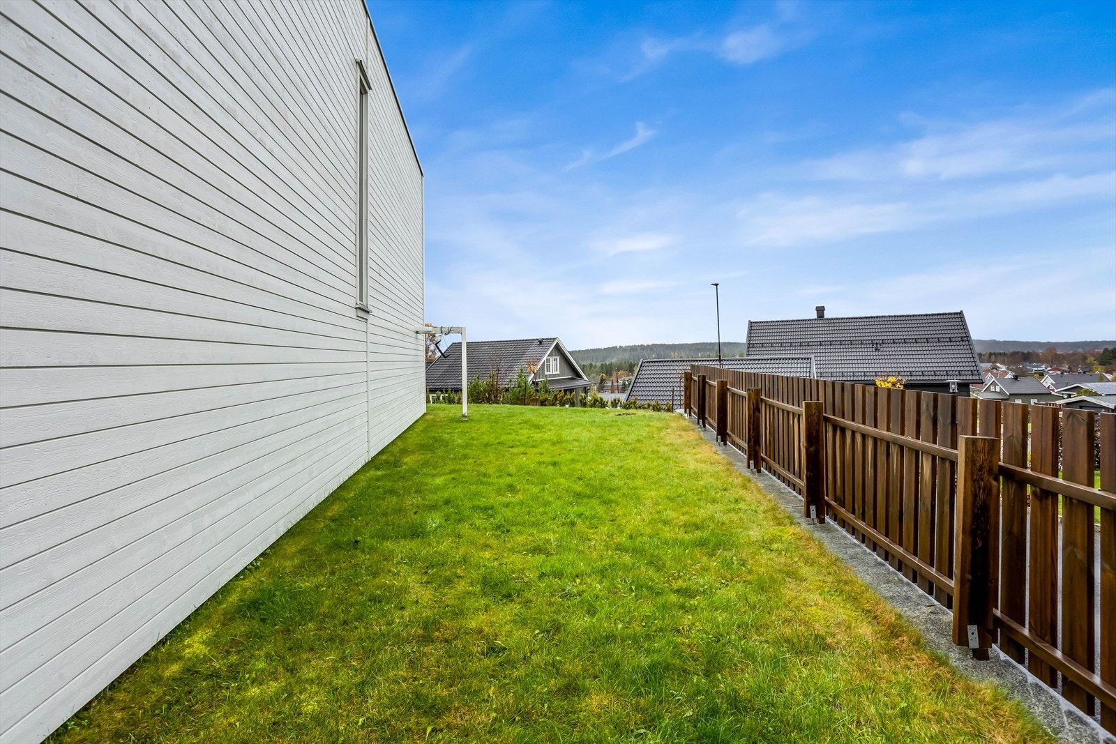 Enkel og lettstelt hage med plenareal. Galleribilde