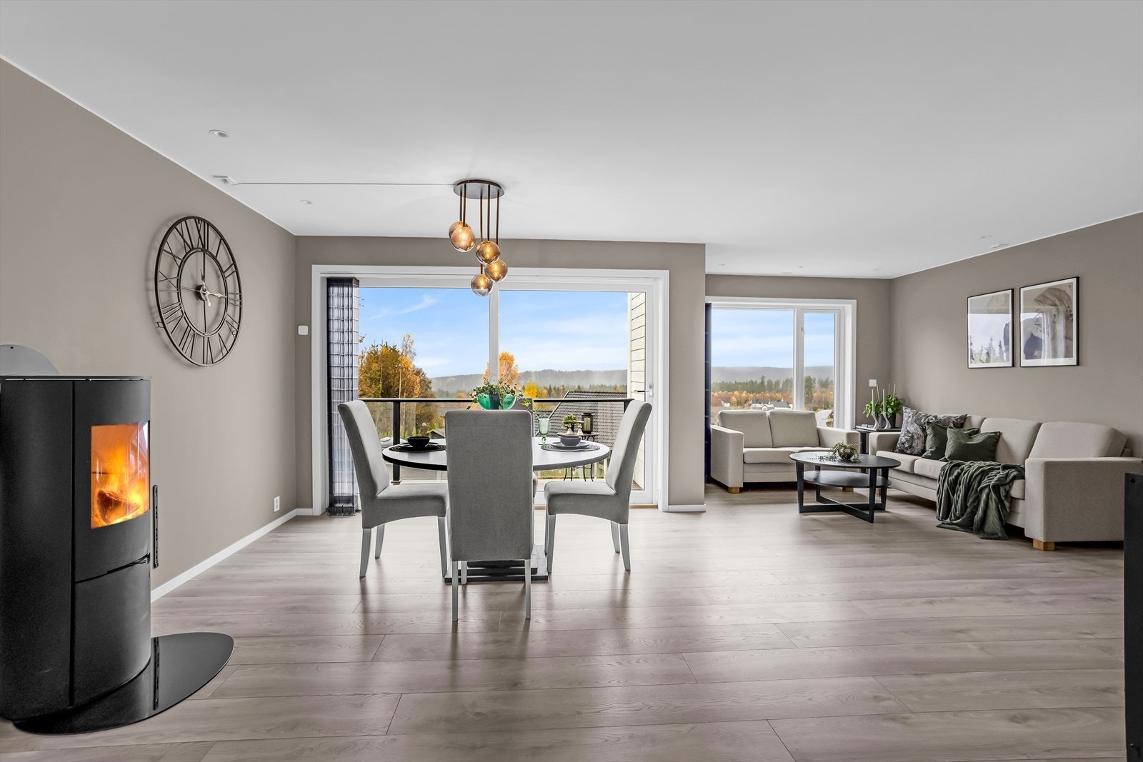 Mange store vinduer og gjennomgående løsning gir stuen en lys og luftig atmosfære. Galleribilde