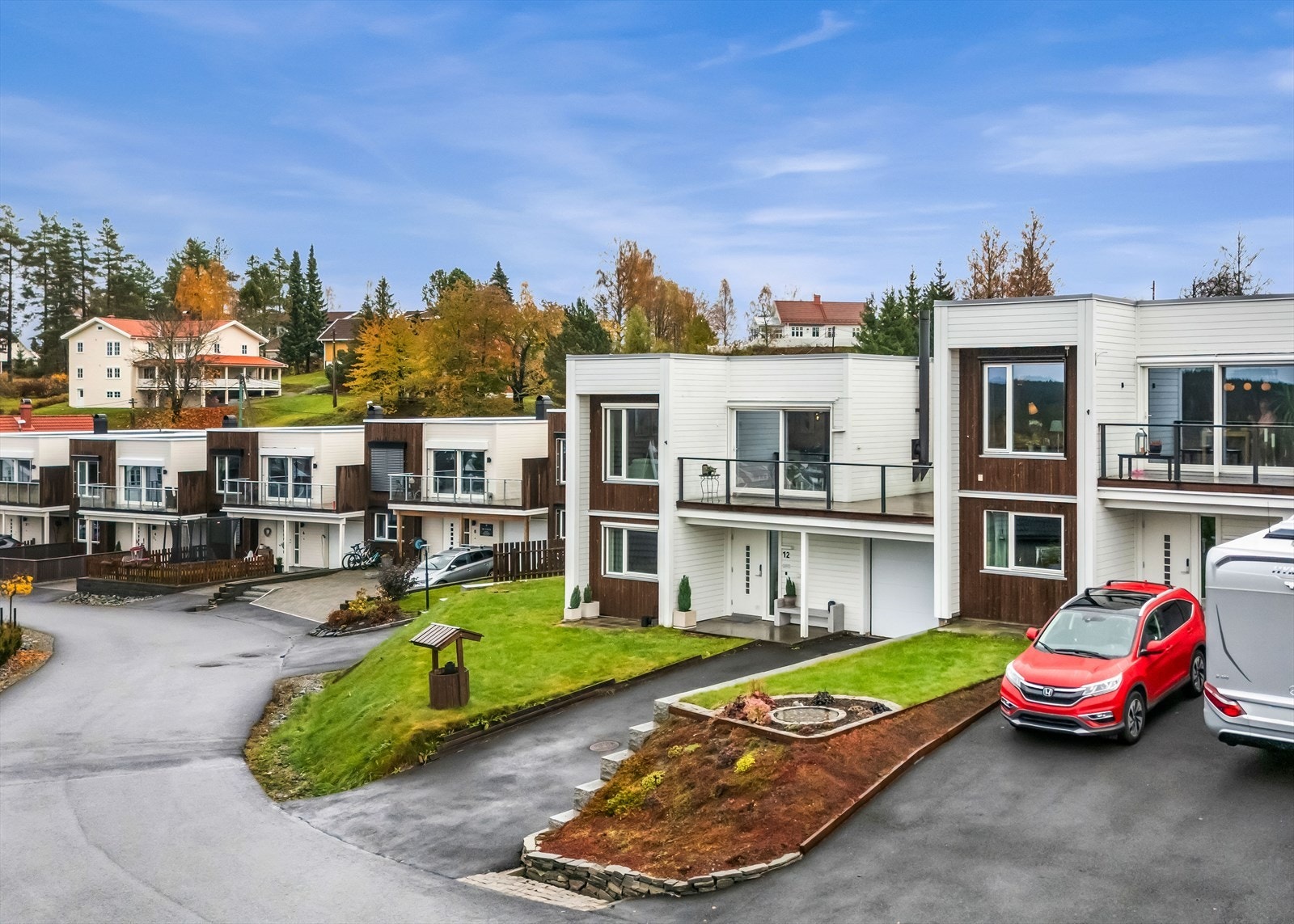 Boligen ligger i et attraktivt, usjenert, etablert og barnevennlig boligområde på Eidsvoll Verk. Galleribilde