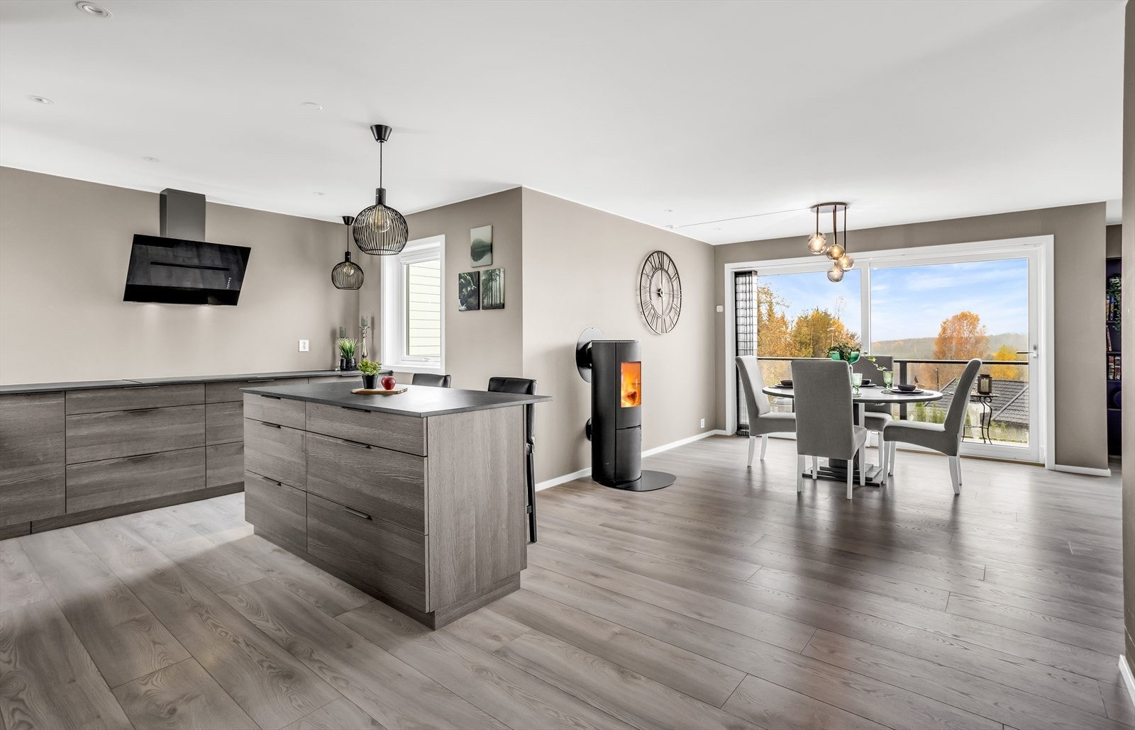 En åpen stue-/kjøkkenløsning skaper et sosialt og hyggelig oppholdsrom. Galleribilde