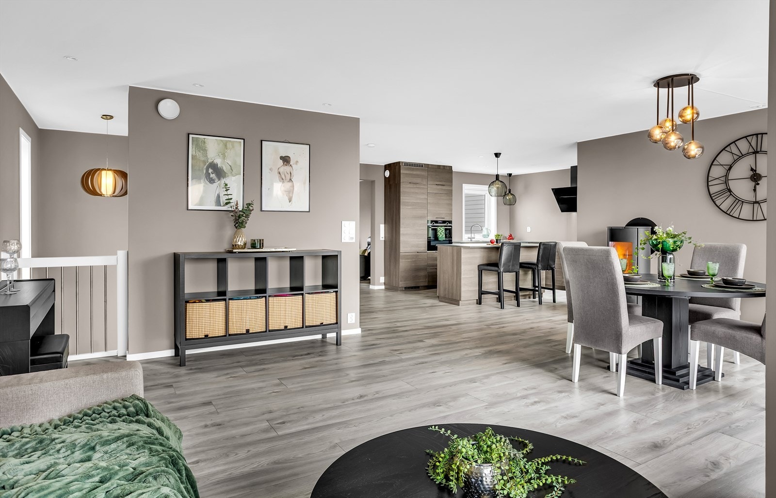 Hele oppholdsrommet i andre etasje har behagelig varmefolie i gulvet. Galleribilde