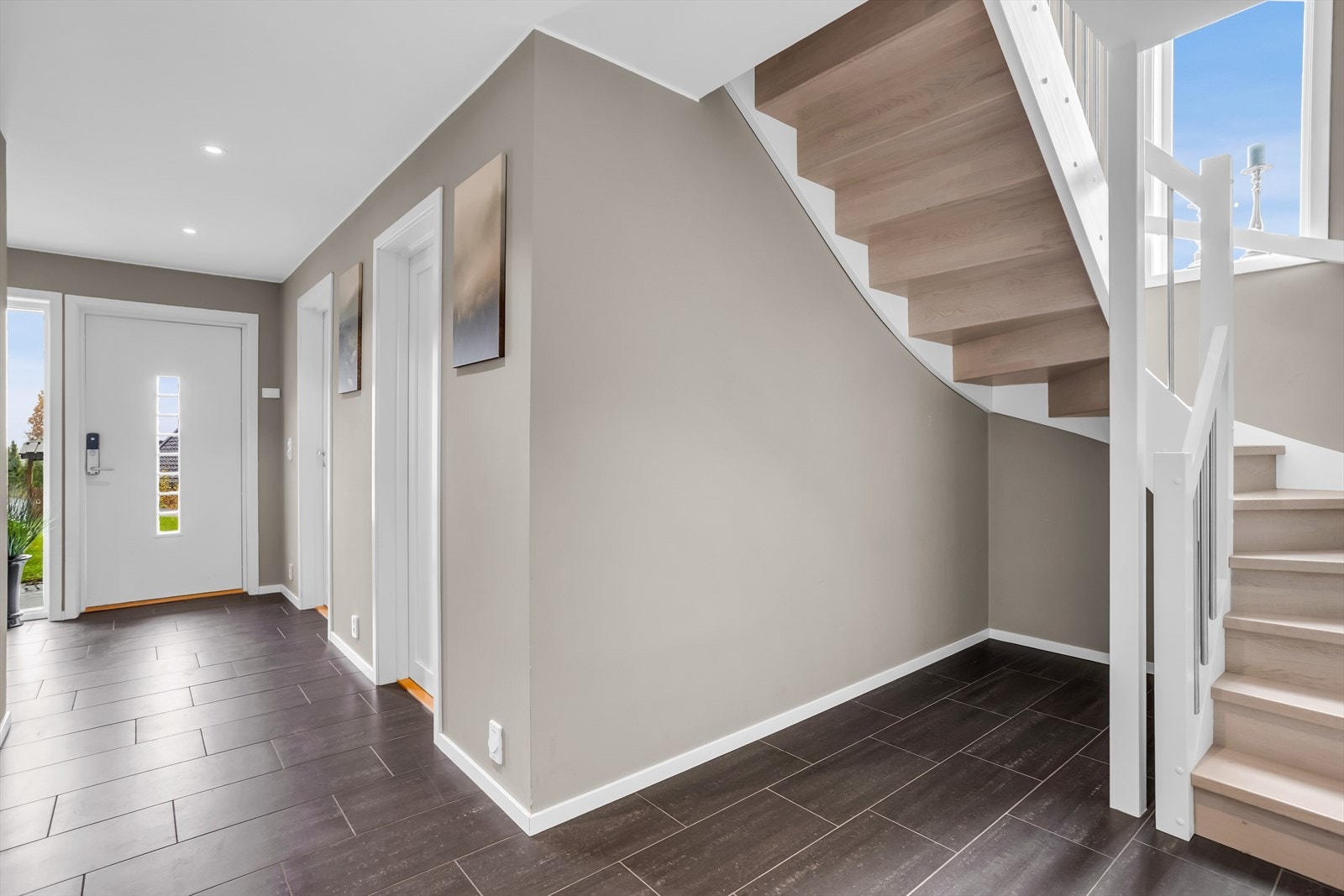 Fra entreen leder en malt tretrapp opp til andre etasje. Galleribilde