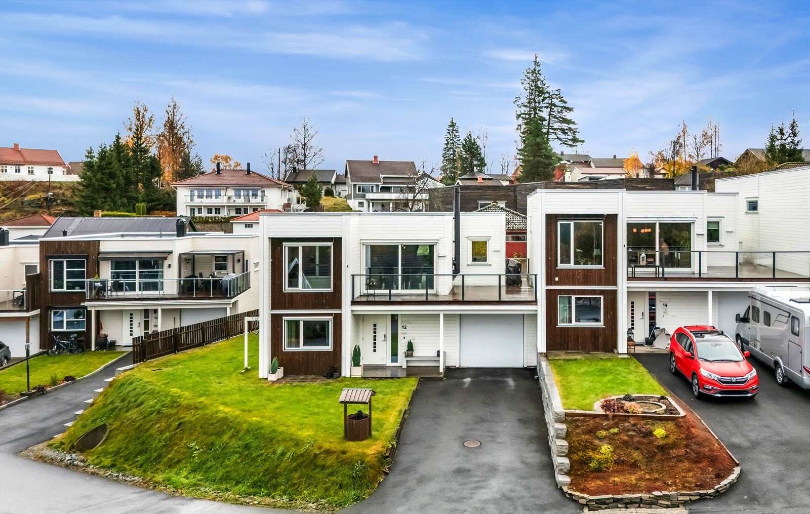 Boligen har en integrert garasje og en pent opparbeidet adkomst. Galleribilde