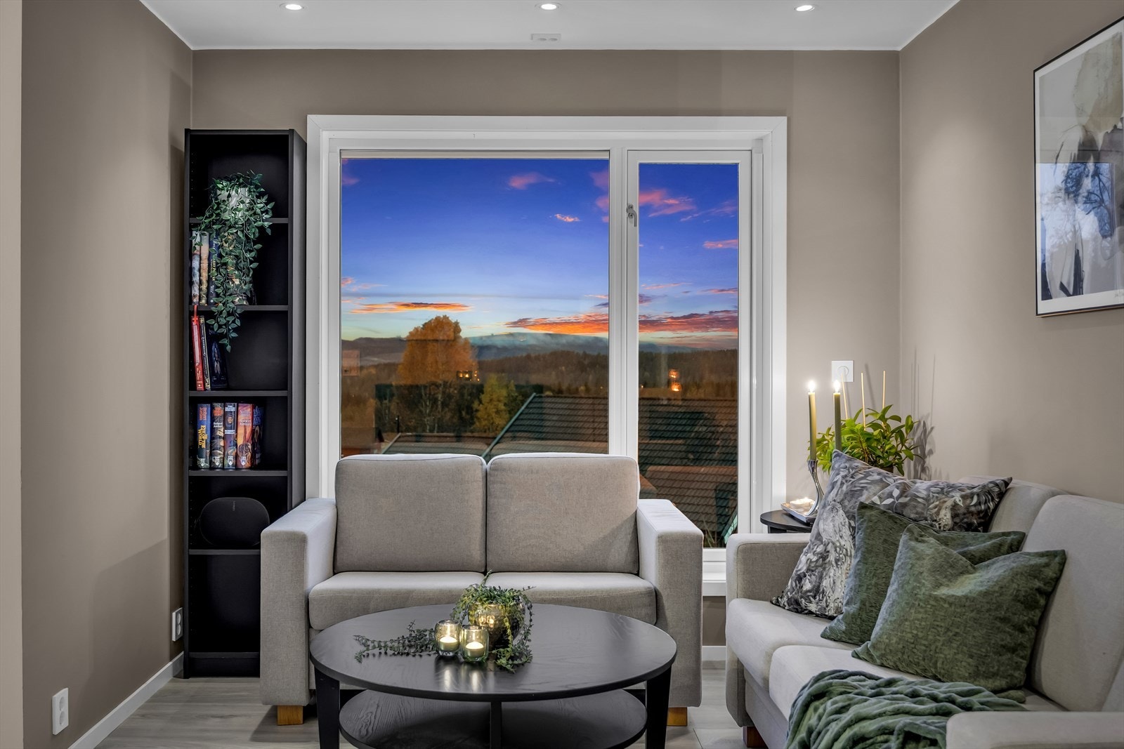 Hyggelig kveldsstemning i stuen. Galleribilde