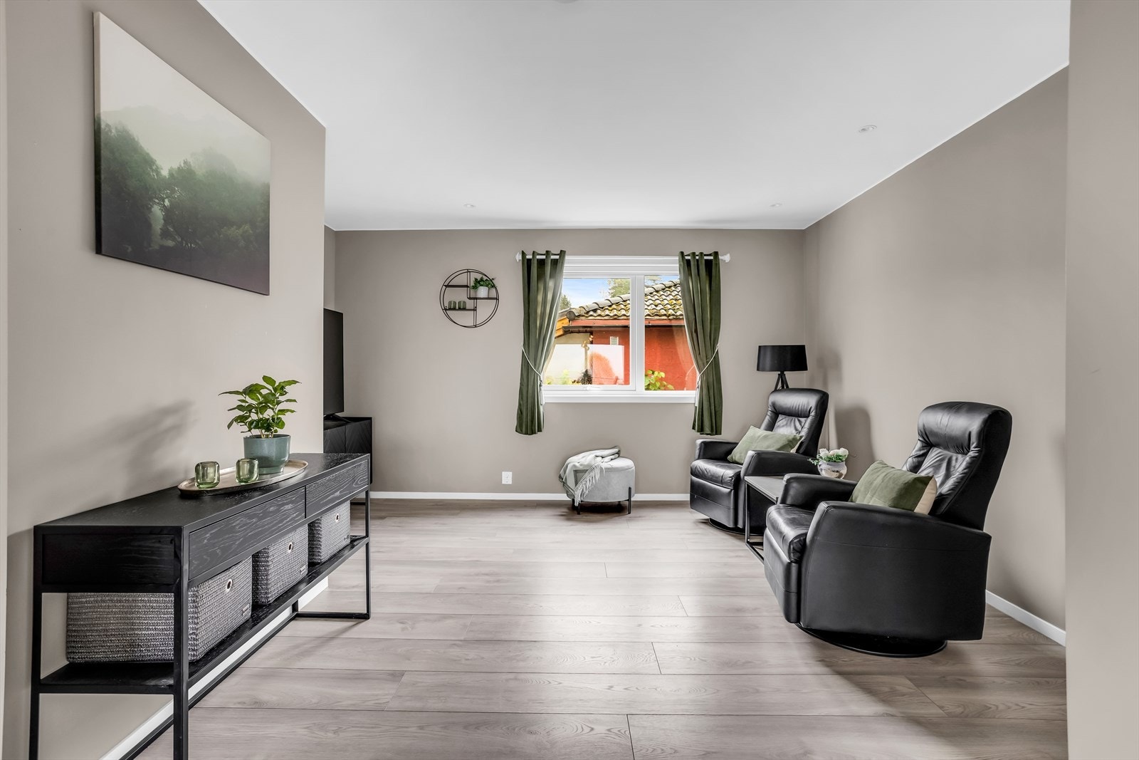 God plass til sofaseksjon og mediemøbler. Galleribilde