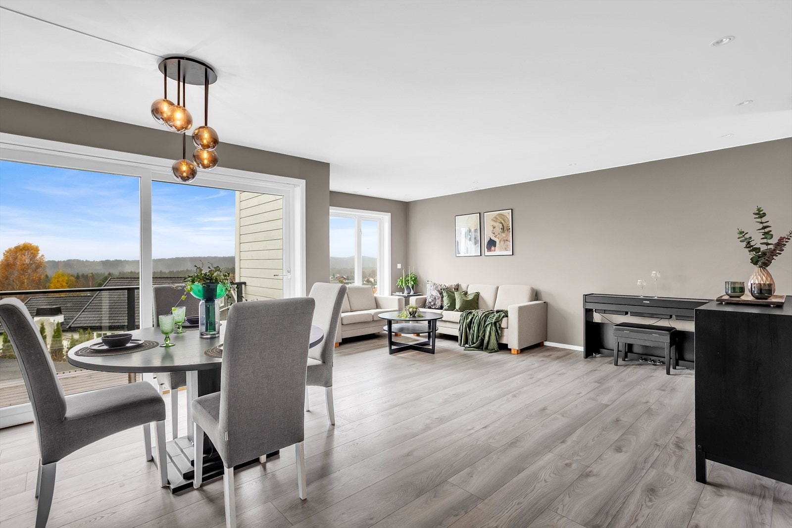 I stuen er det plass til både sofagruppe og spisebord. Galleribilde