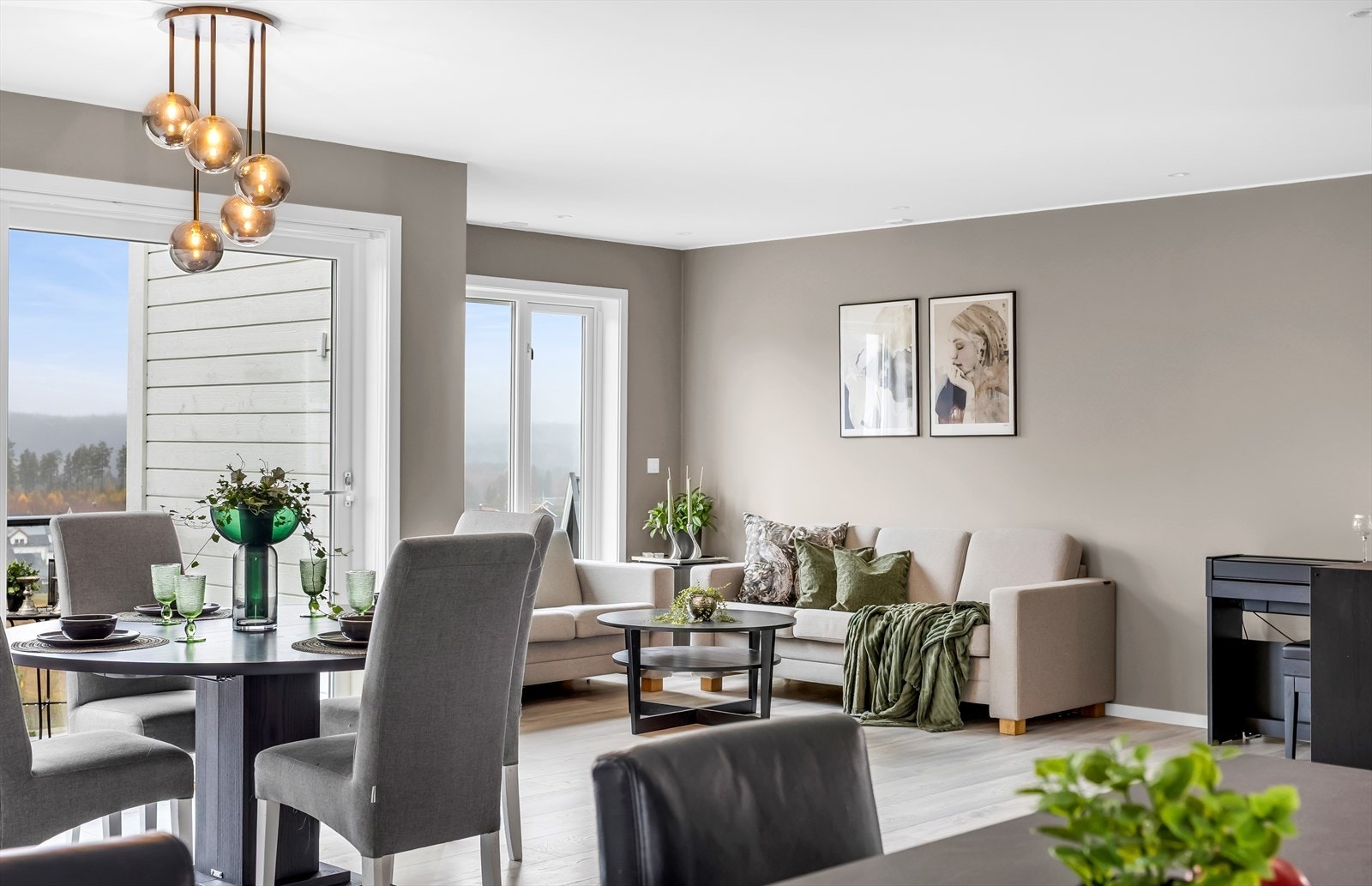 Overflatene er malt i tidsriktige farger og på gulvet er det lagt laminat. Galleribilde