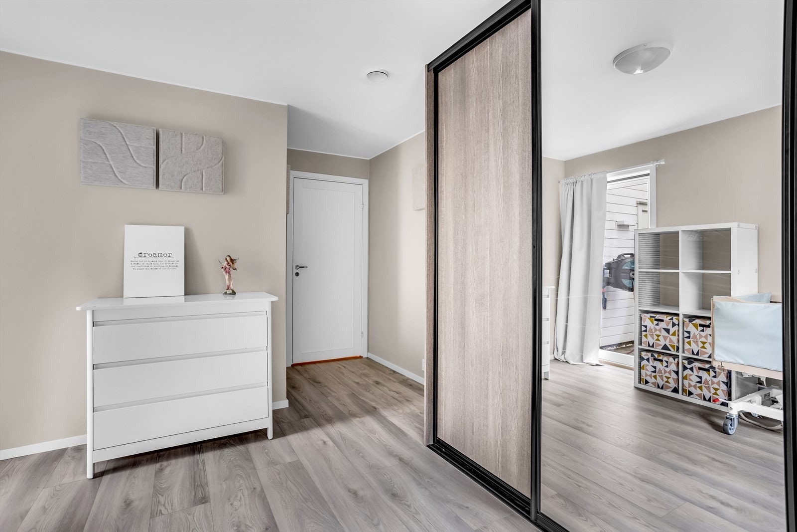 En stor skyvedørsgarderobe gir rikelig med plass til yttertøy og sko. Galleribilde