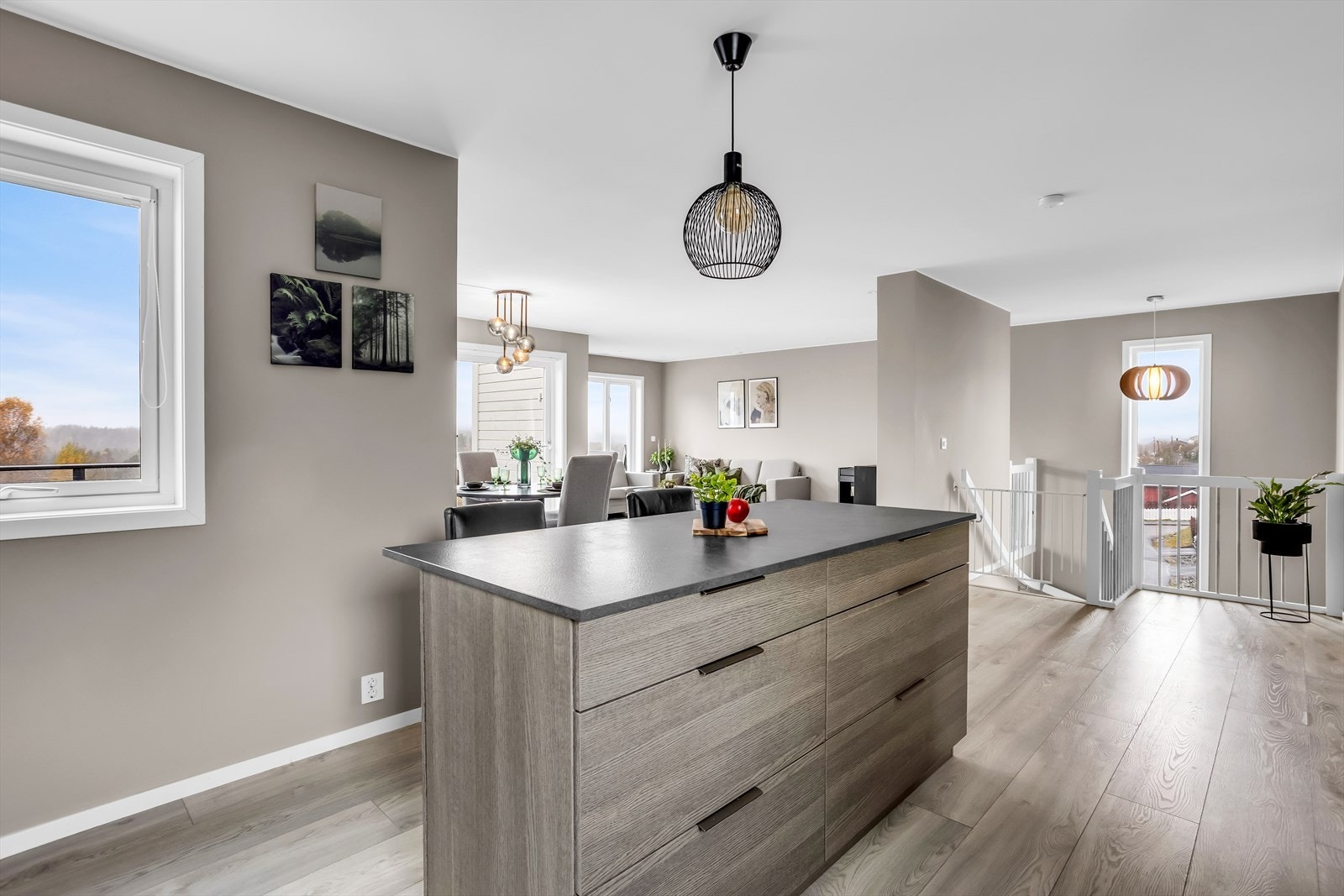 Kjøkkenøya fungerer som en naturlig samlingsplass og gir ekstra arbeids- og lagringsplass. Galleribilde