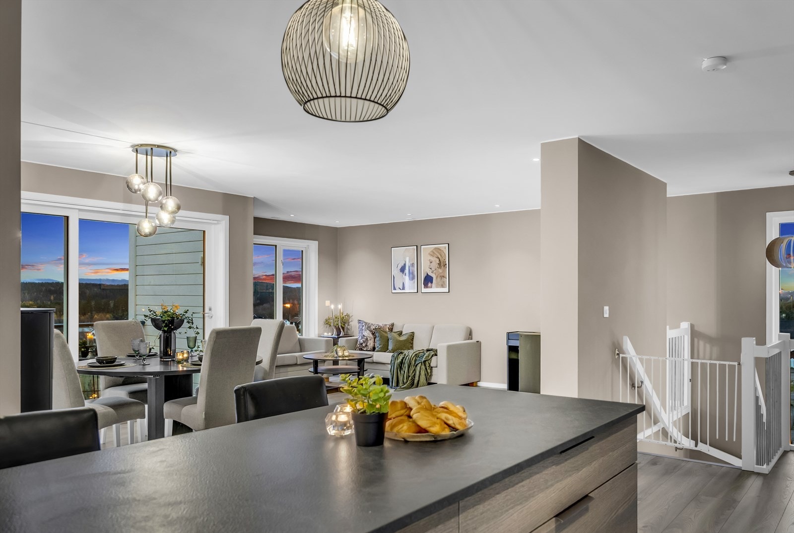 Fra kjøkkenet har du full oversikt over stuen og spiseplassen. Galleribilde