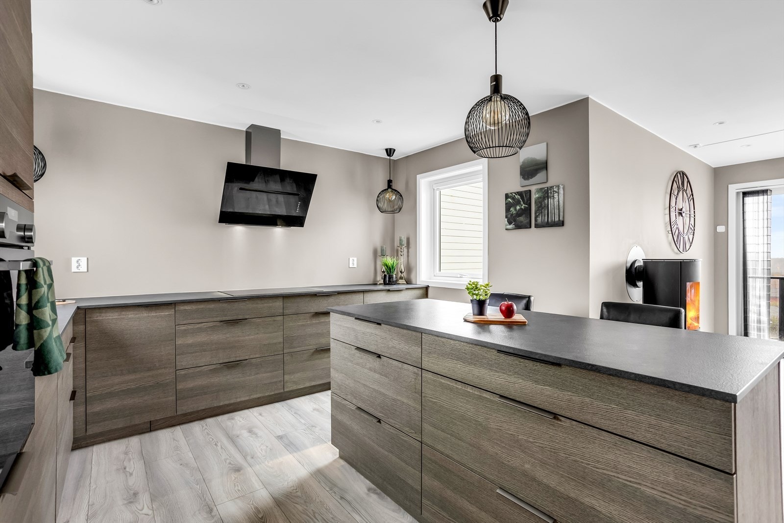 Kjøkkenet har integrerte hvitevarer som koketopp, komfyr, oppvaskmaskin og kjøl/frys. Galleribilde