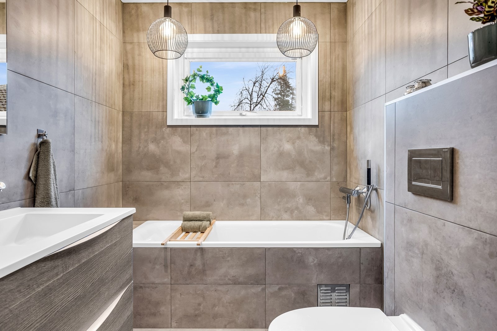 Våtrommet er ventilert med 2 lufteventiler på vegg tilknyttet balansert ventilasjon. Galleribilde