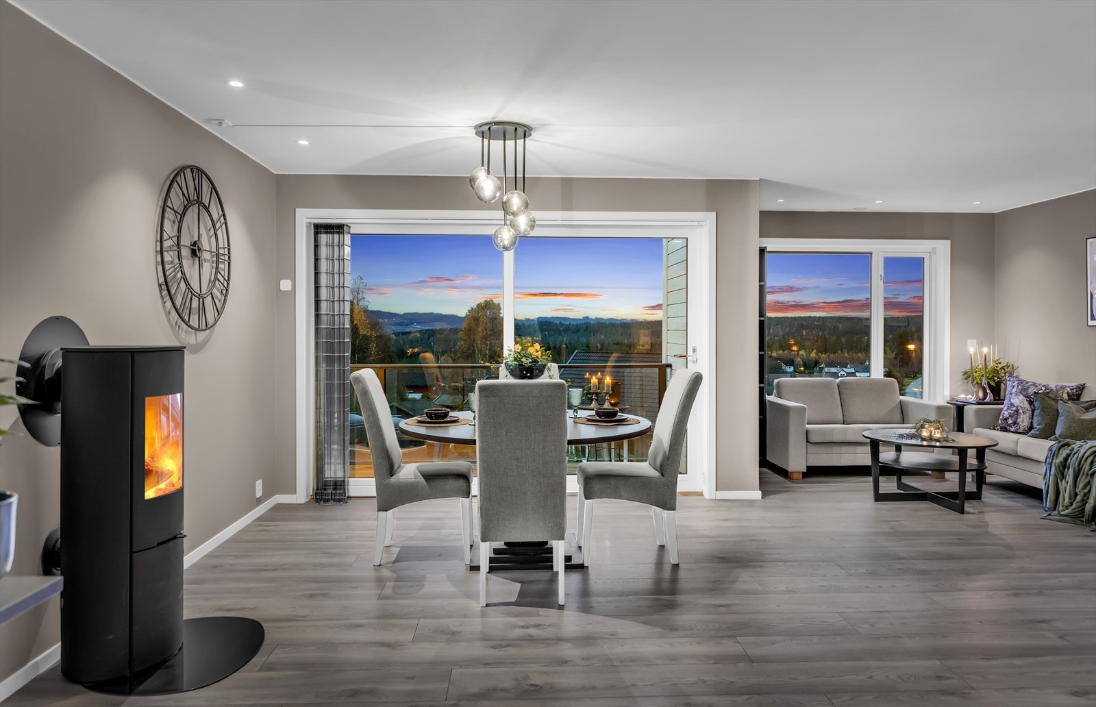 Familieboligen byr på god planløsning over to etasjer samt tiltalende og tidsriktig interiør. Galleribilde