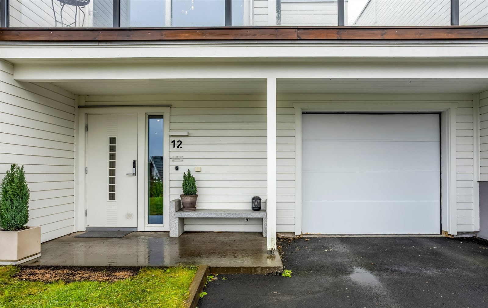 Man ønskes velkommen fra et hyggelig og overbygd inngangsparti. Galleribilde