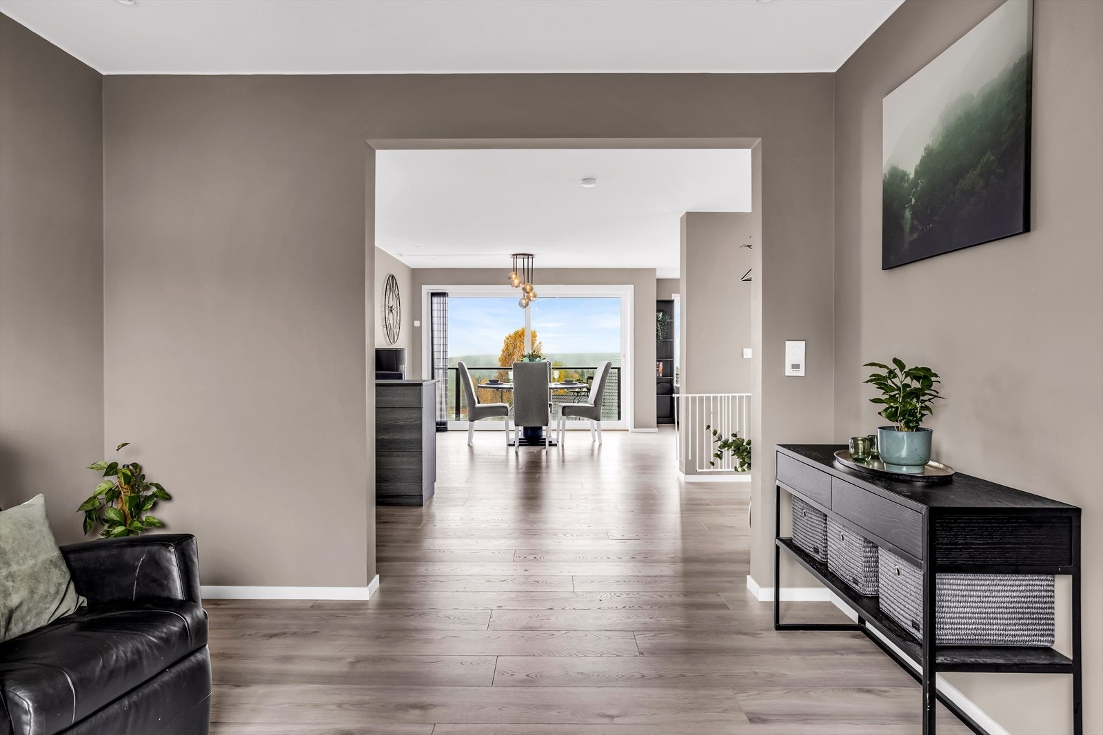 Stuen er utvidet ved at et tidligere soverom er innlemmet, noe som gir en ekstra romslig sone. Galleribilde