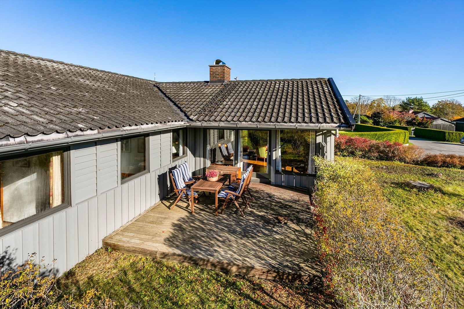 Boligen har et generelt moderniseringsbehov, men også stor potensial. Utskiftninger må påregnes - blant annet av taktekking, kledning og vinduer. Galleribilde