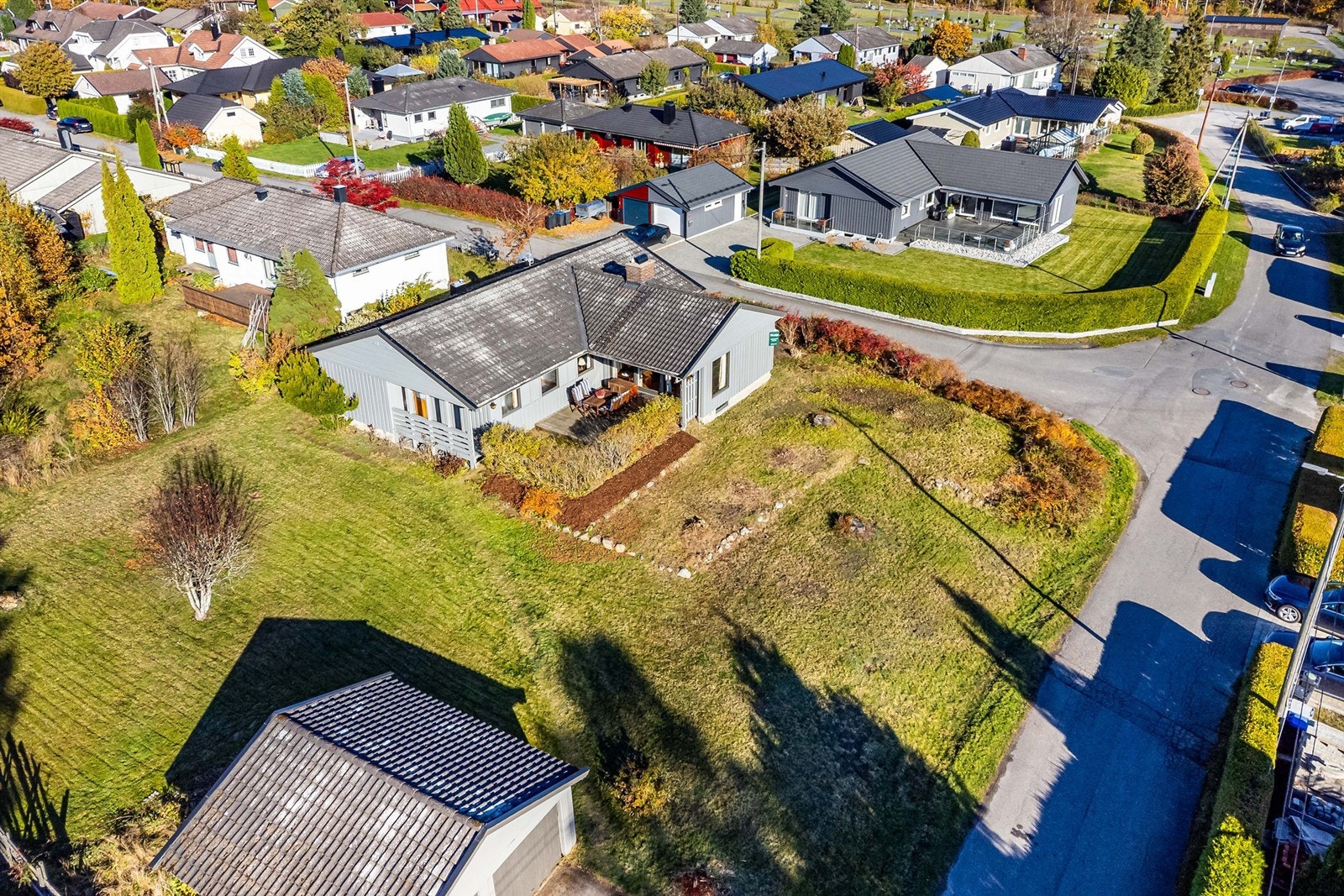 I høyden ved Orkerød på Jeløy finner du eneboligen i Stjerneveien 5, oppført i 1975 på en 1.266 kvm. stor og attraktiv hjørnetomt. Galleribilde