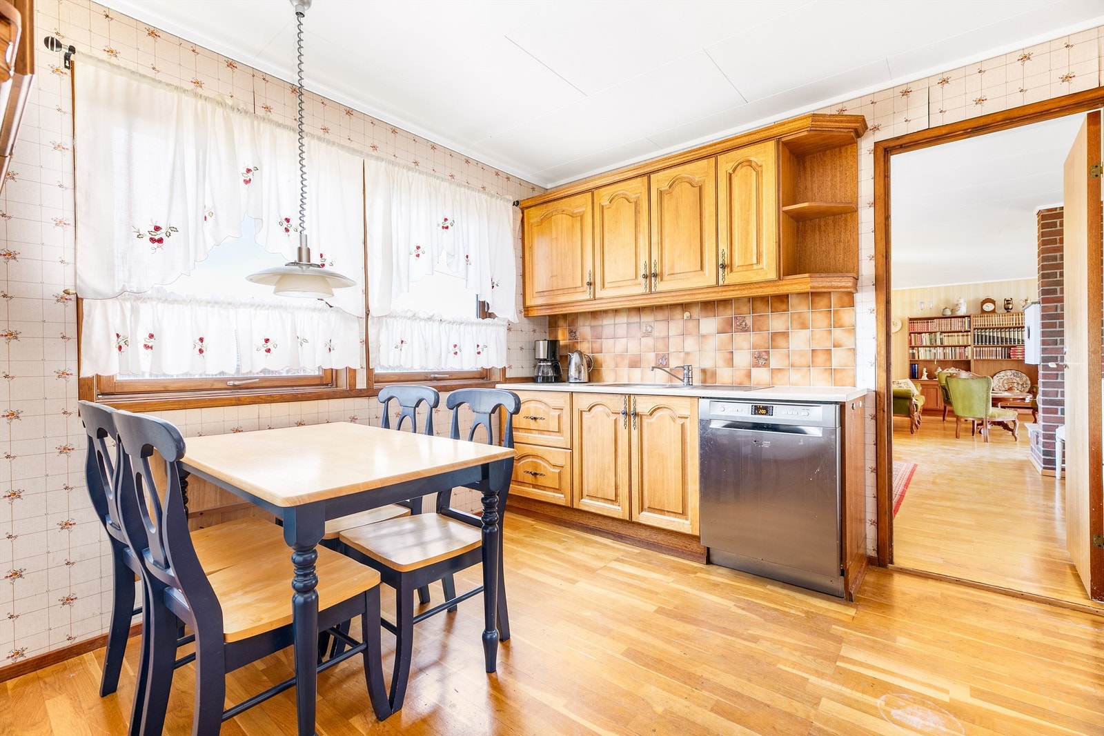 Kjøkkenet er i tillegg til sin rent praktiske funksjon også et naturlig samlingsrom for familien i hverdagen. Galleribilde