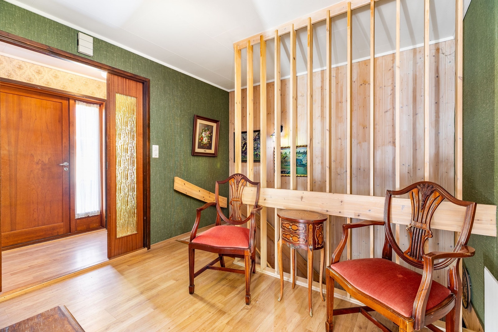 Den generøse hallen er et representativt første møte med boligens indre. Fra entreen i bakgrunnen er det tilgang direkte til vaskerommet. Galleribilde