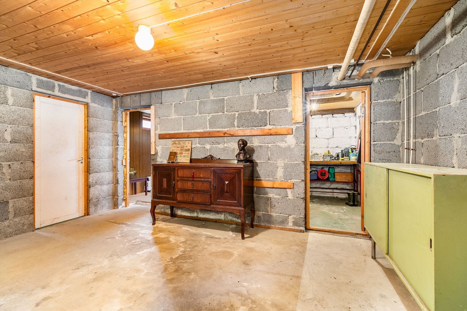 Kjelleren for øvrig utenom stuen er uinnredet. Takhøyden er på tilfeldige steder målt til mellom 2,23 og 2,3 meter. Galleribilde