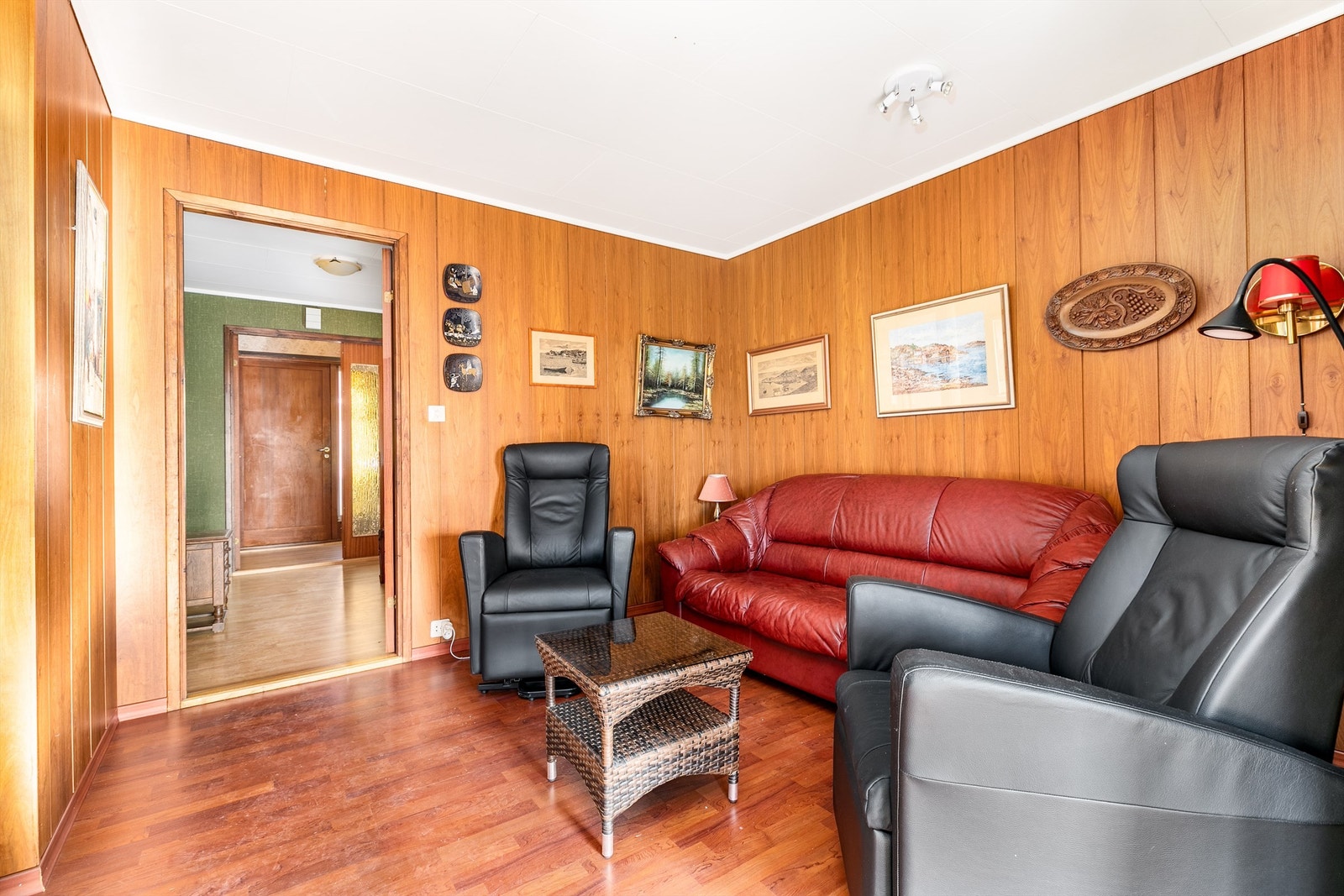 Forstuen kan lukkes av mot stuen med foldedør og er i tillegg tilgjengelig rett fra hallen. Galleribilde