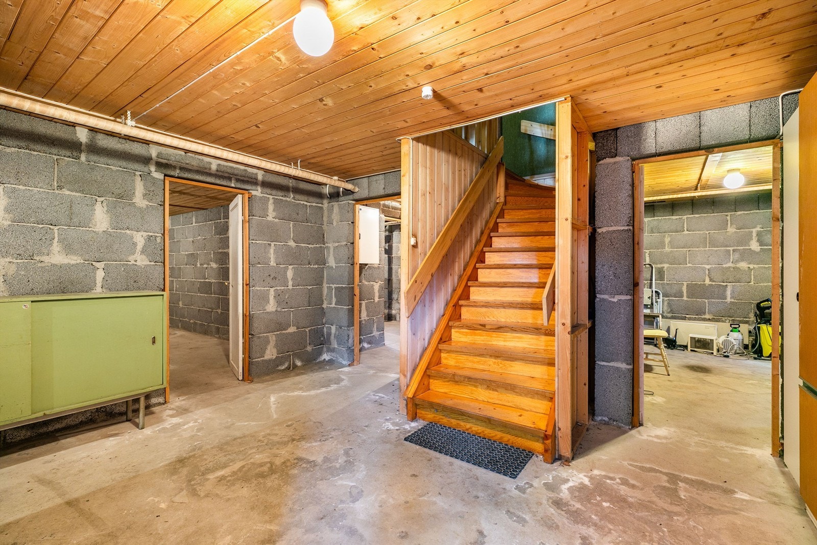 Trappen leder direkte mellom kjellergangen og hallen i første. Galleribilde