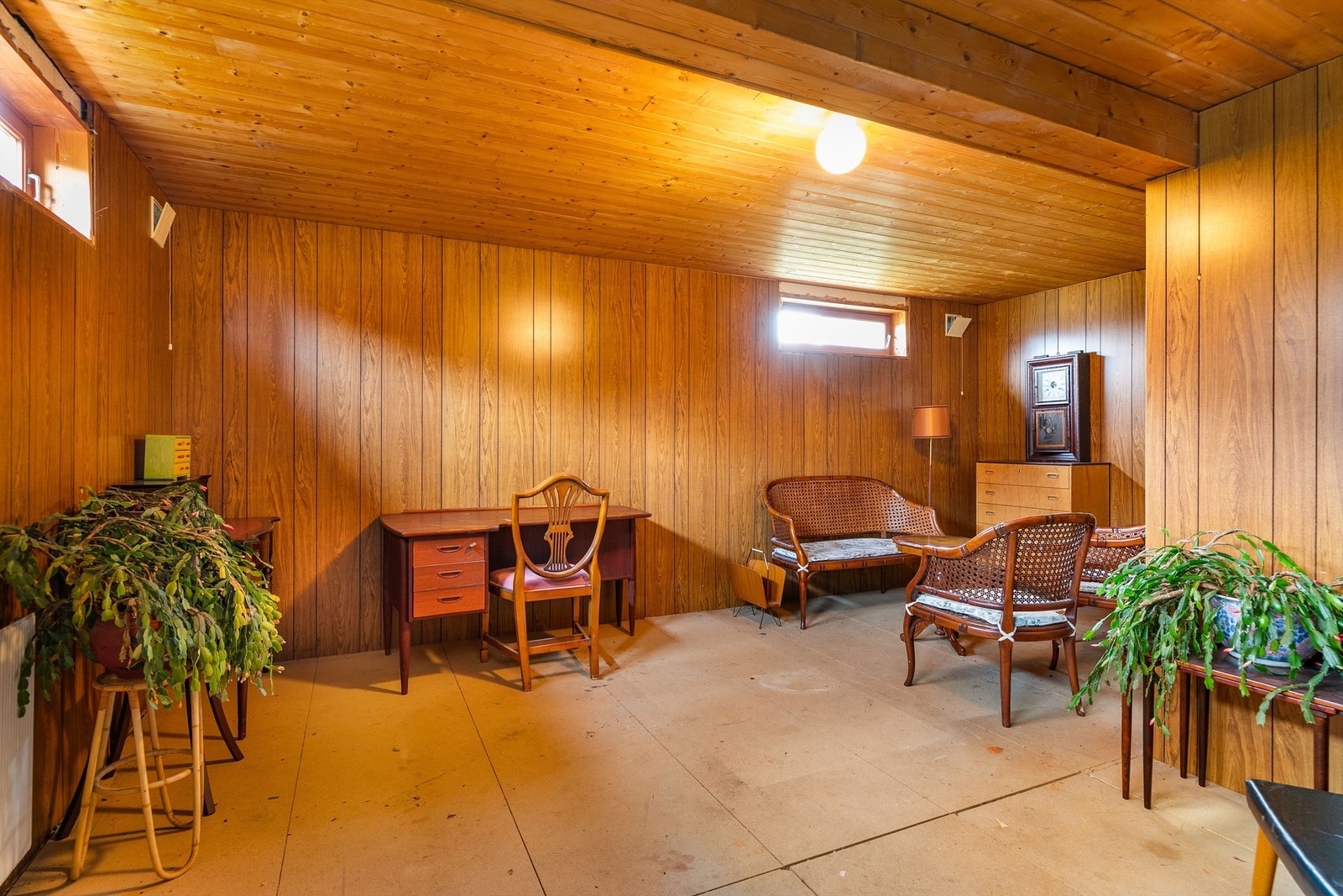 Kjellerstuen har stort potensial. Det er ikke lagt gulv i rommet. Vinduene tilfredsstiller ikke krav til rømningsvei. Galleribilde