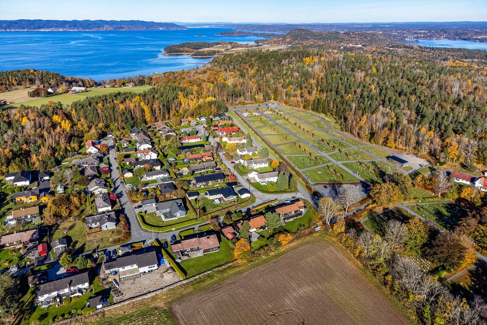 På Jeløy er det turmuligheter i rikt monn, både i høyden og langs vannet hvor det også finnes et stort antall badesteder. Galleribilde