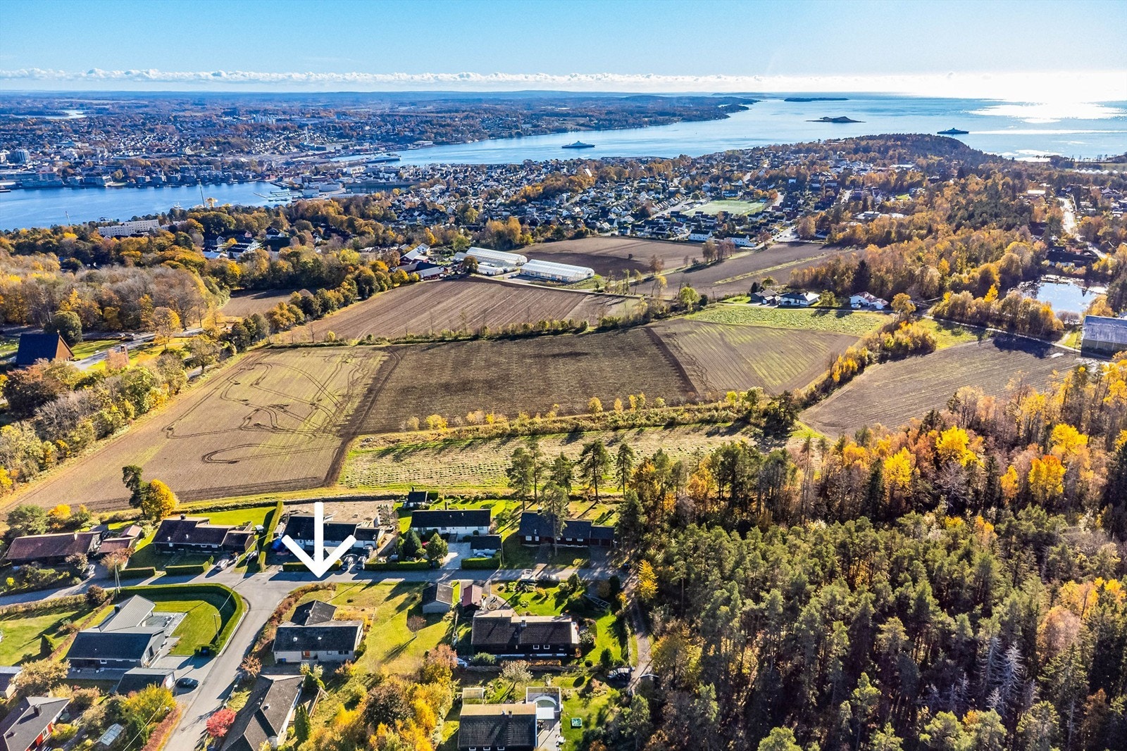 Til sentrumsområdet tar det kun fem minutter å kjøre eller 10 minutter å sykle. Galleribilde