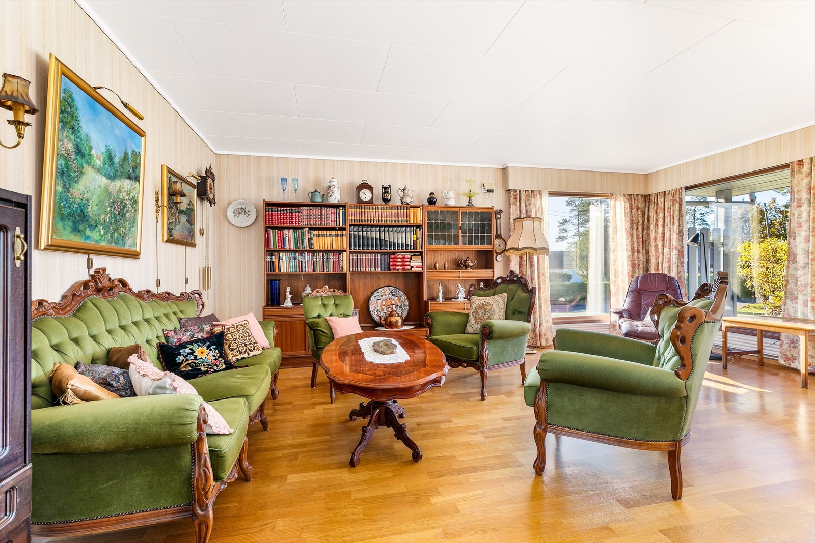 Innvendige overflater er hovedsakelig fra byggeåret. Oppussing må påregnes, en både naturlig og spennende anledning til samtidig å sette eget preg på boligens indre. Galleribilde