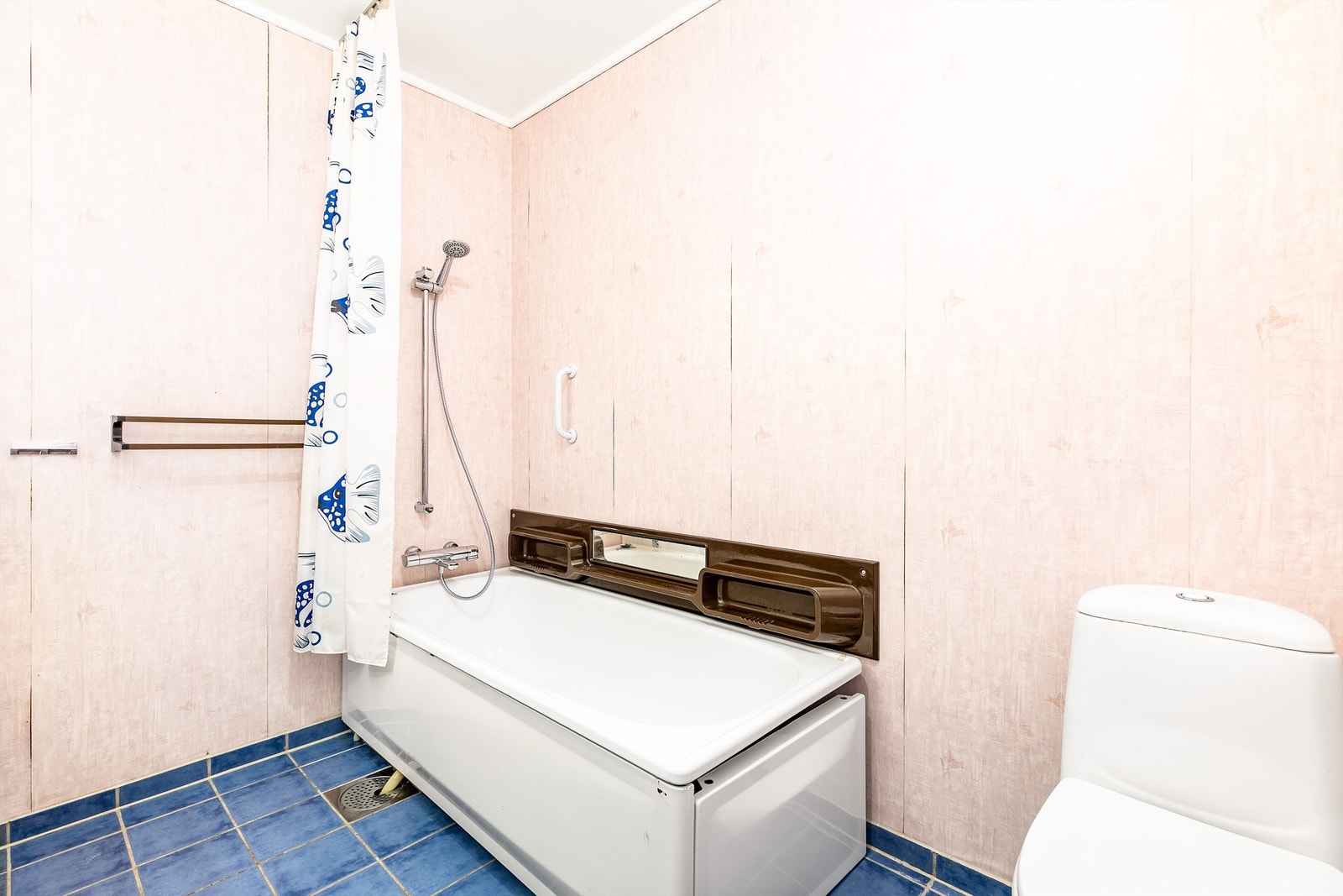 Hovedbadet har i dag radiator som varmekilde, det er også varmekabler i gulvet. Galleribilde