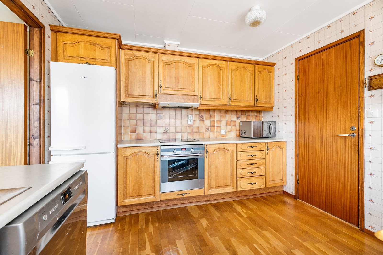 Benkeplatene bør skiftes ut grunnet bruksslitasje, resten av innredningen er velholdt i forhold til alder. Galleribilde