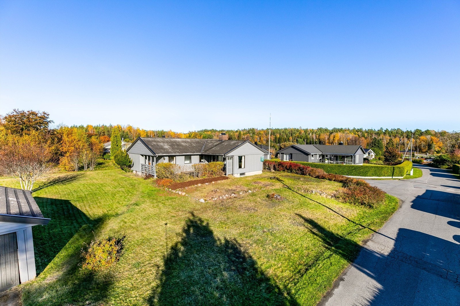 Stjerneveien 5 presenteres av Krogsveen.
Boligen er innholdsrik med 150 kvm. BRA i første etasje og ytterligere 140 kvm. BRA i kjelleren som er delvis innredet. Galleribilde