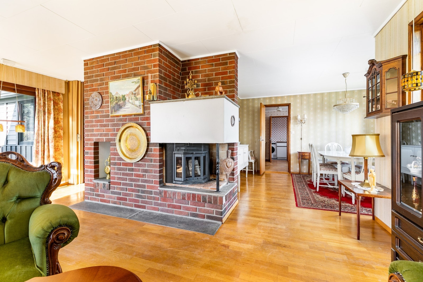 Peisen på hjørnet fyller stuen og spisestuen med både varme og stemning. I bakkant finnes en mer tilbaketrukken forstue som kan lukkes av. Galleribilde