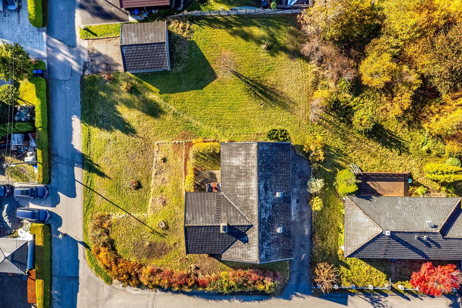 Innkjøring til boligen skjer fra Orionveien. Dobbelgarasje er oppført mot Stjerneveien, i tomtens syd-vestre hjørne. Galleribilde