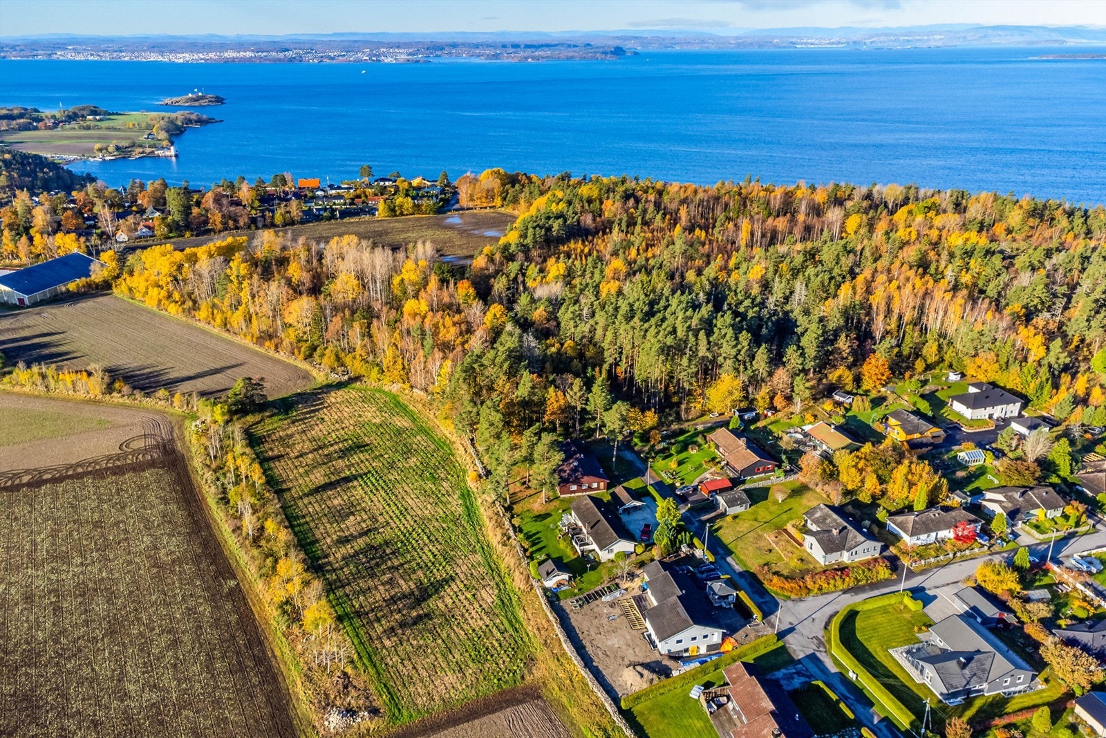 Stjerneveien kan du følge videre gjennom skogholtet i vest. Veien har forgreninger til fine turstier og Moss tennisklubbs anlegg like bortenfor. Galleribilde
