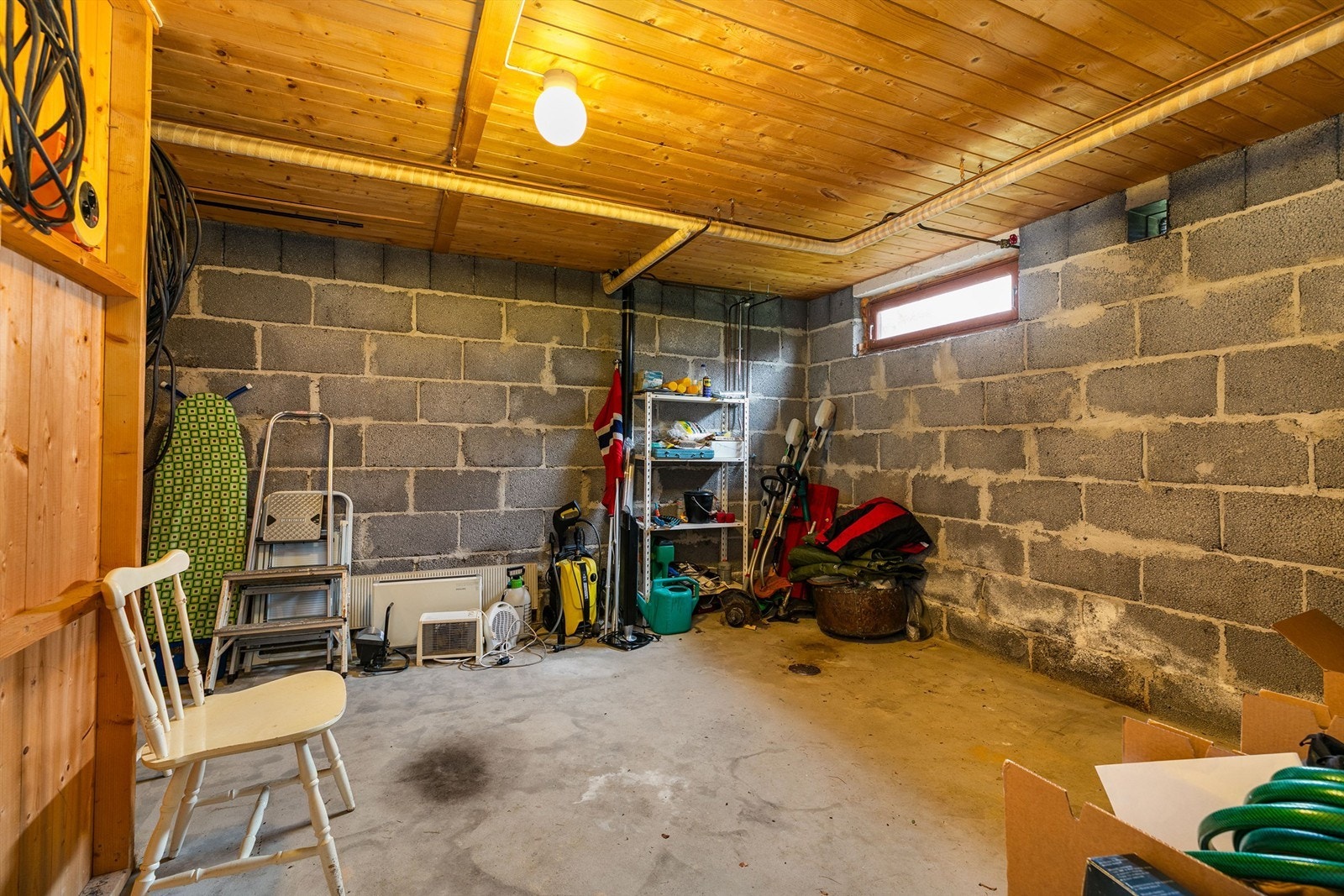 Uinnredet kjellerrom på rundt 20 kvm. I dette rommet er det også sluk Galleribilde