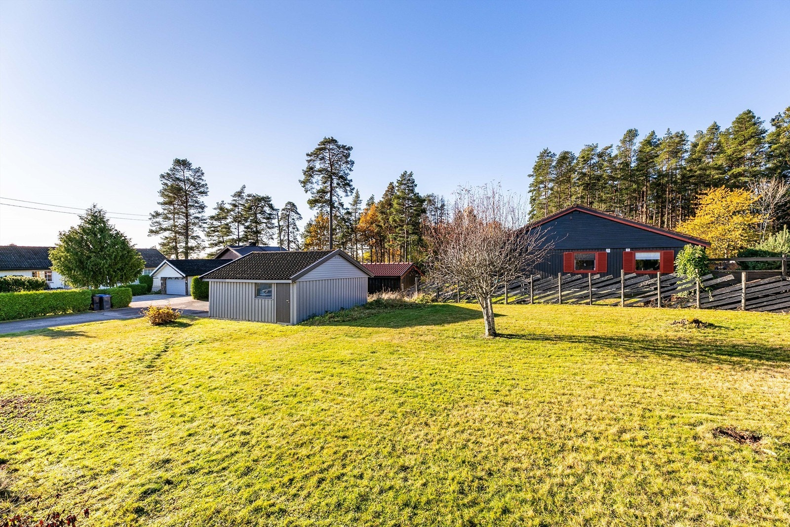 Sti over plenen har i tidligere år ledet mellom garasjen og inngangspartiet. Galleribilde