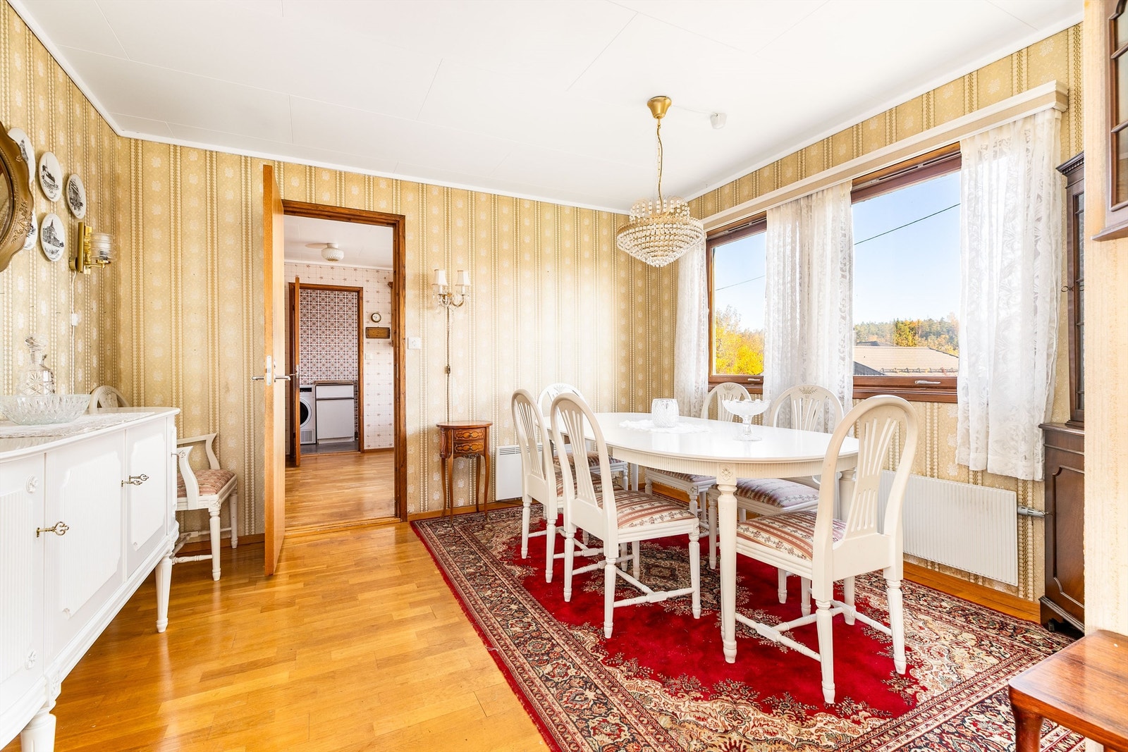 Stuen og spisestuen utgjør til sammen over 40 kvm. av boligens innholdsrike planløsning. Spisestuen direkte forbundet med kjøkkenet. Galleribilde