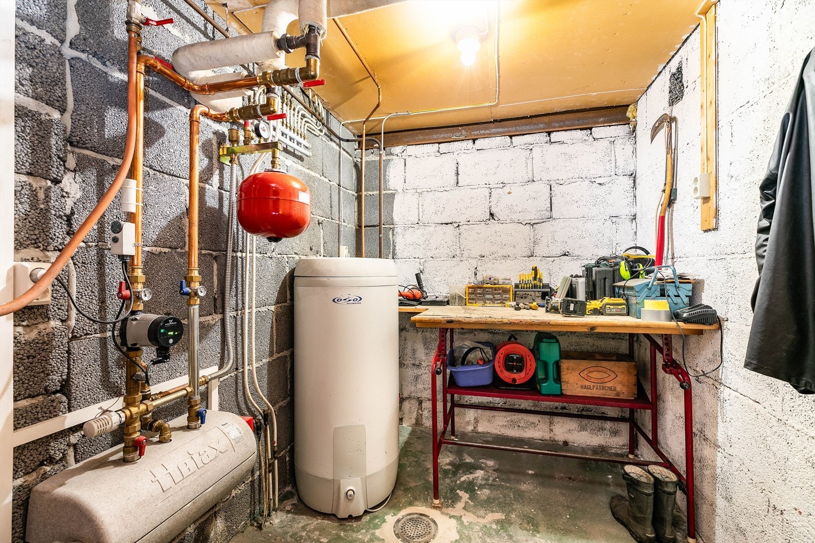 Kjellerens opprinnelige fyrrom er i dag et teknisk rom med blant annet varmtvannsbereder fra 2015 og el-kassett for vannbåren varme. Galleribilde