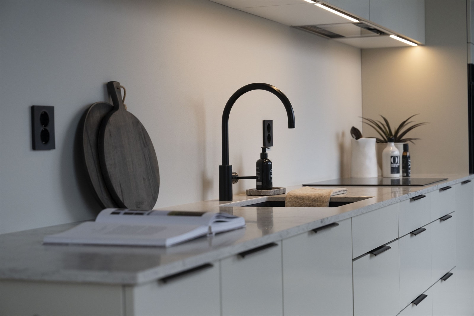 Lekkert HTH-kjøkken med integrerte hvitevarer Galleribilde