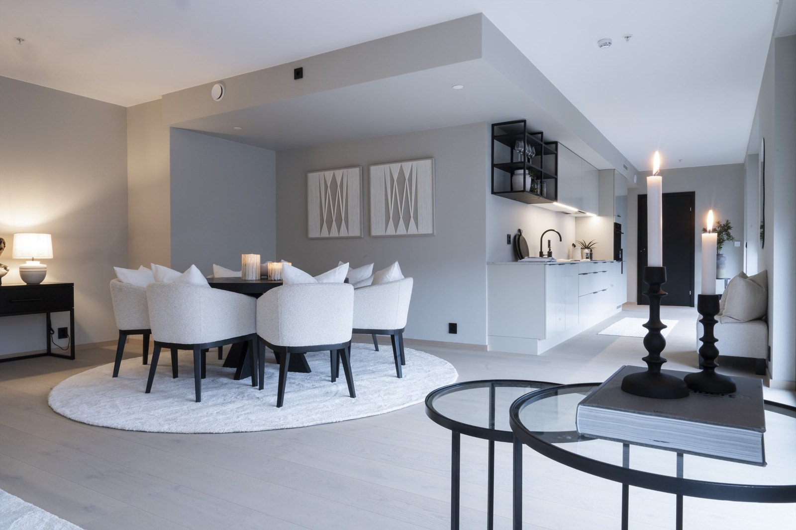 Delvis åpen stue- og kjøkkenløsning Galleribilde