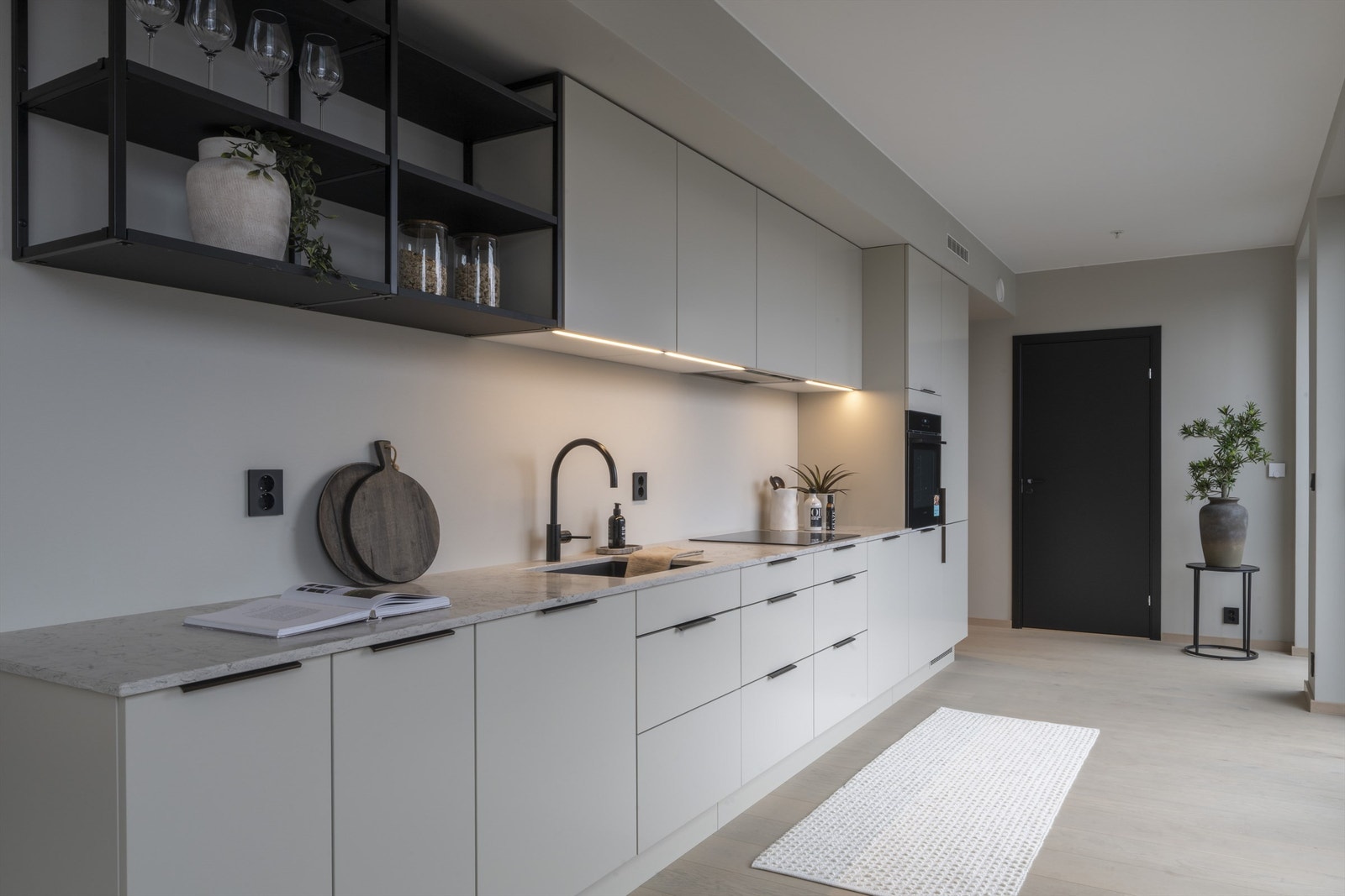 HTH-kjøkken med integrerte hvitevarer. Galleribilde