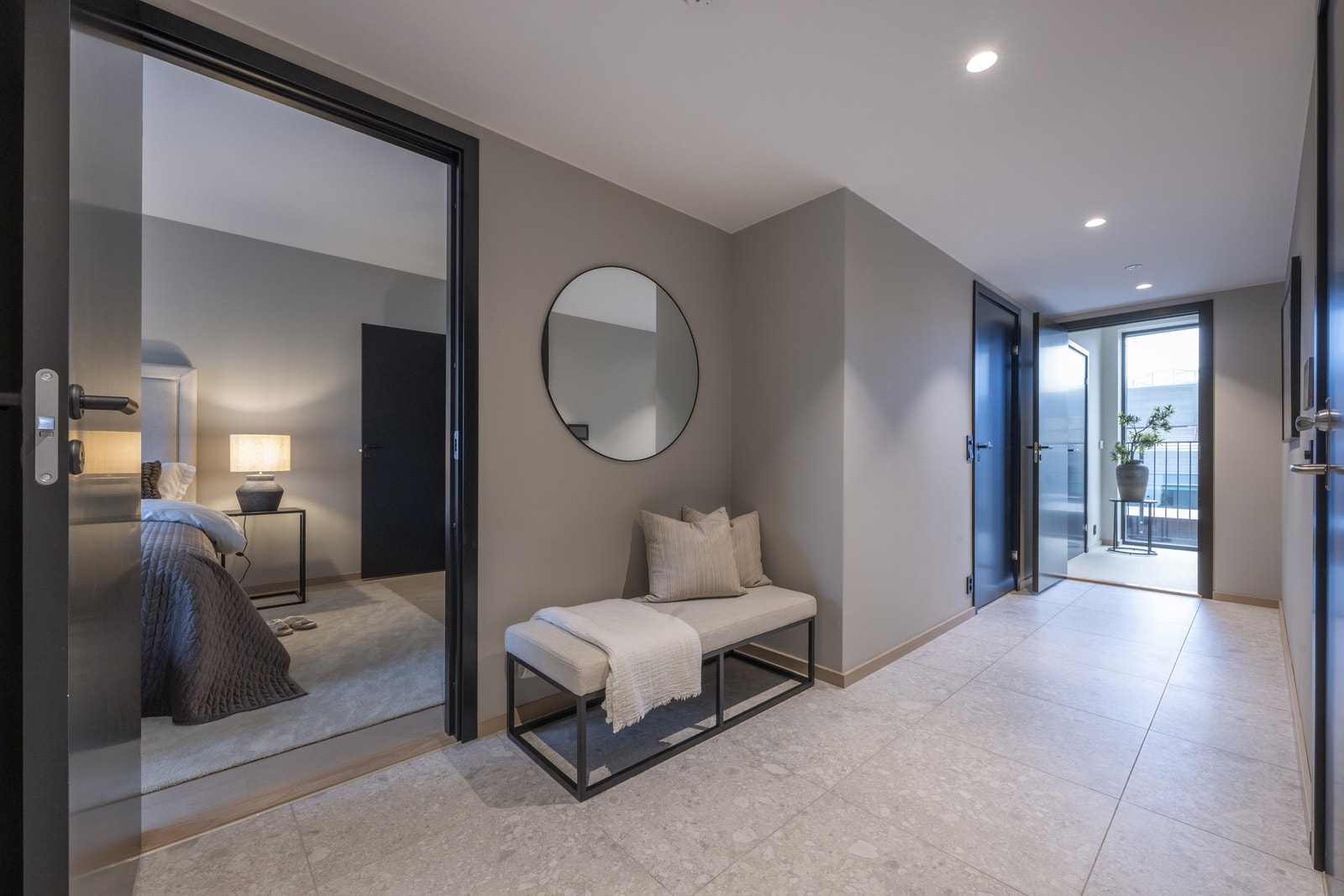 Romslig entré/gang med lekre gulvfliser Galleribilde