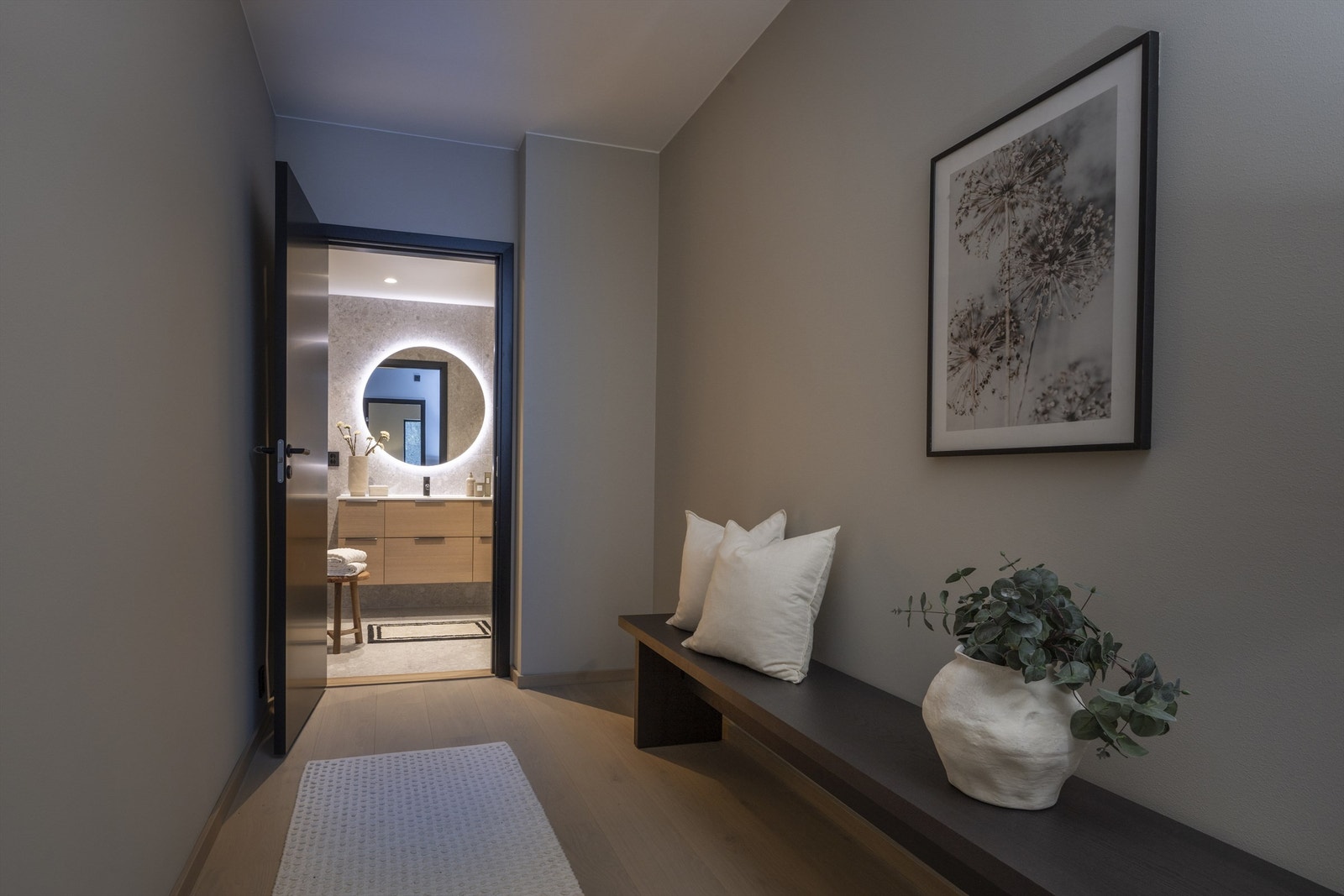 Hovedsoverommet har egen walk-in closet som fører til eget bad. Galleribilde