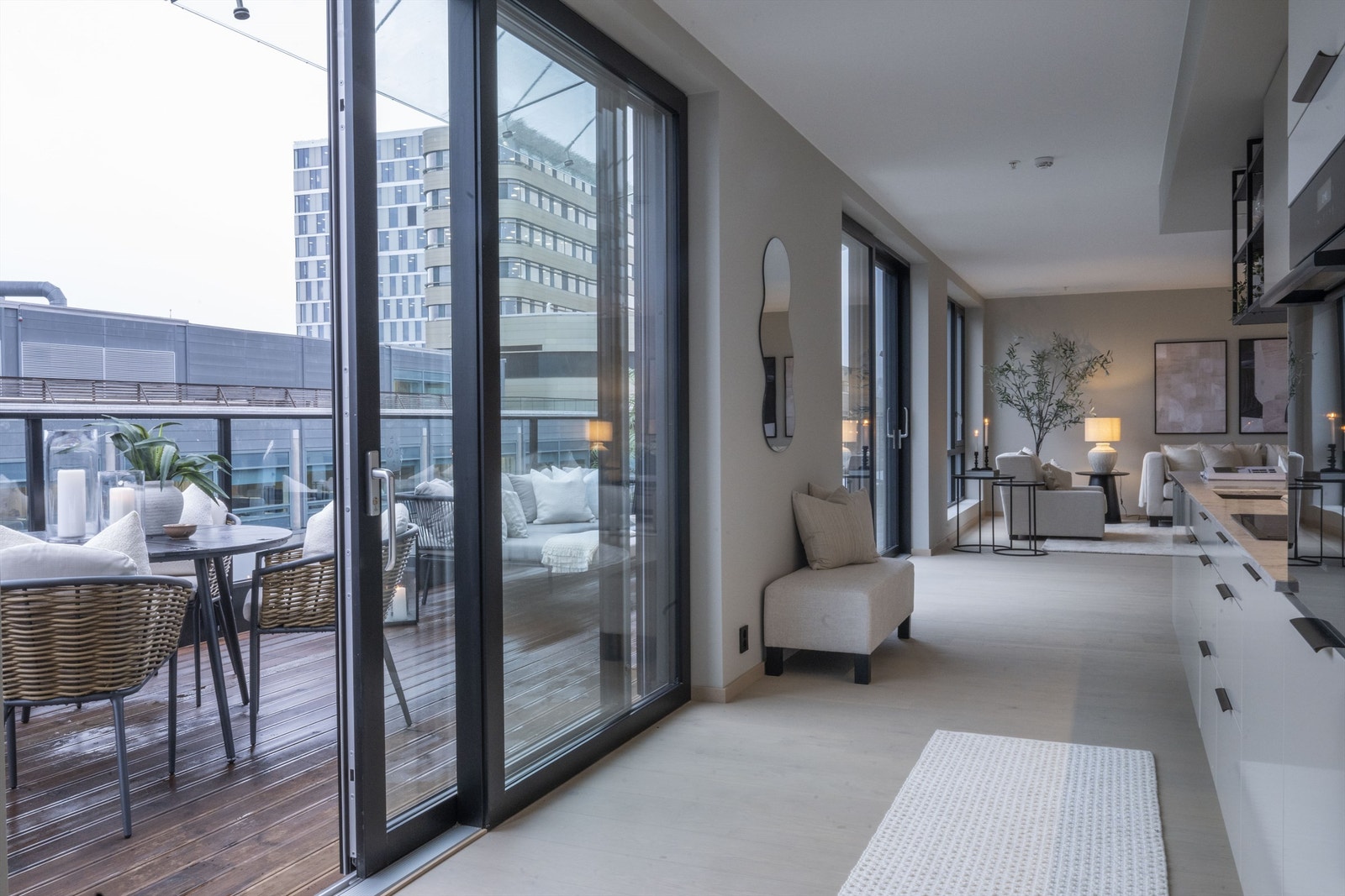 Fra stue/kjøkken har man utgang til privat takterrasse. Galleribilde