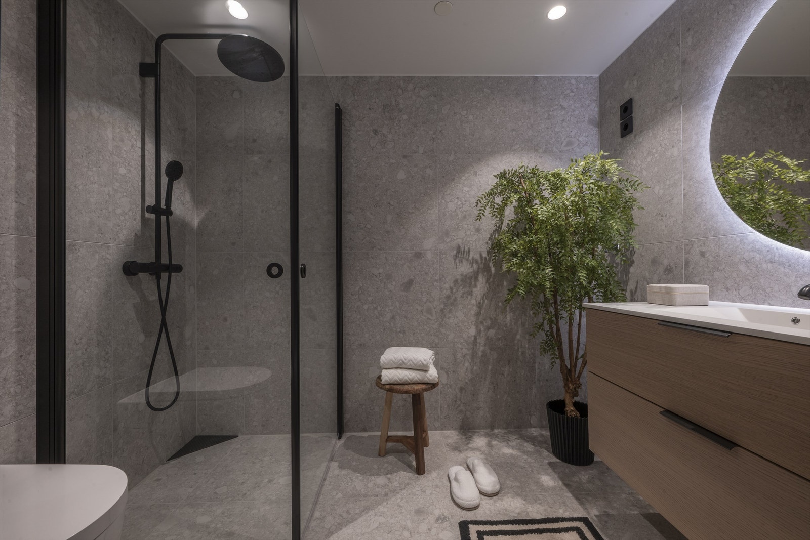 Leiligheten har to lekre, flislagte baderom. Galleribilde