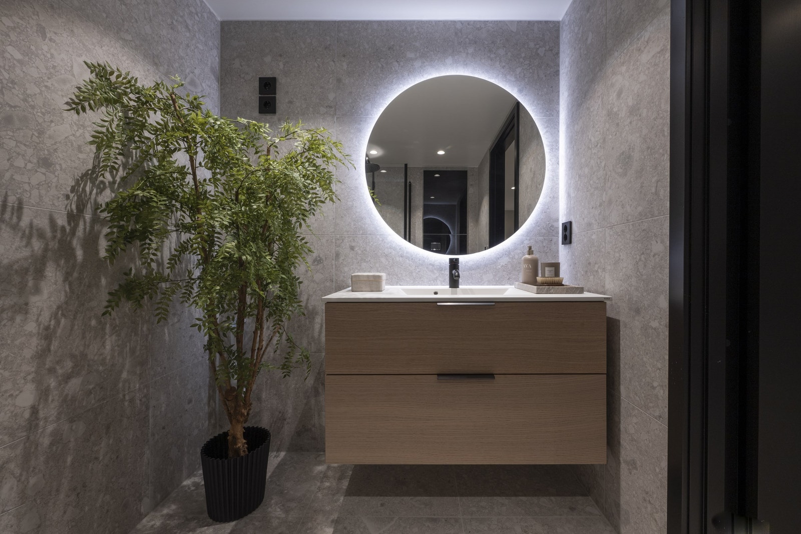 Lekre flislagte bad med 60x60 flis Galleribilde